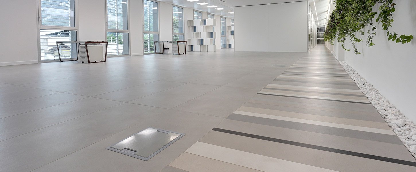 Pavimento sopraelevato con finitura in ceramica/gres porcellanato | Nesite