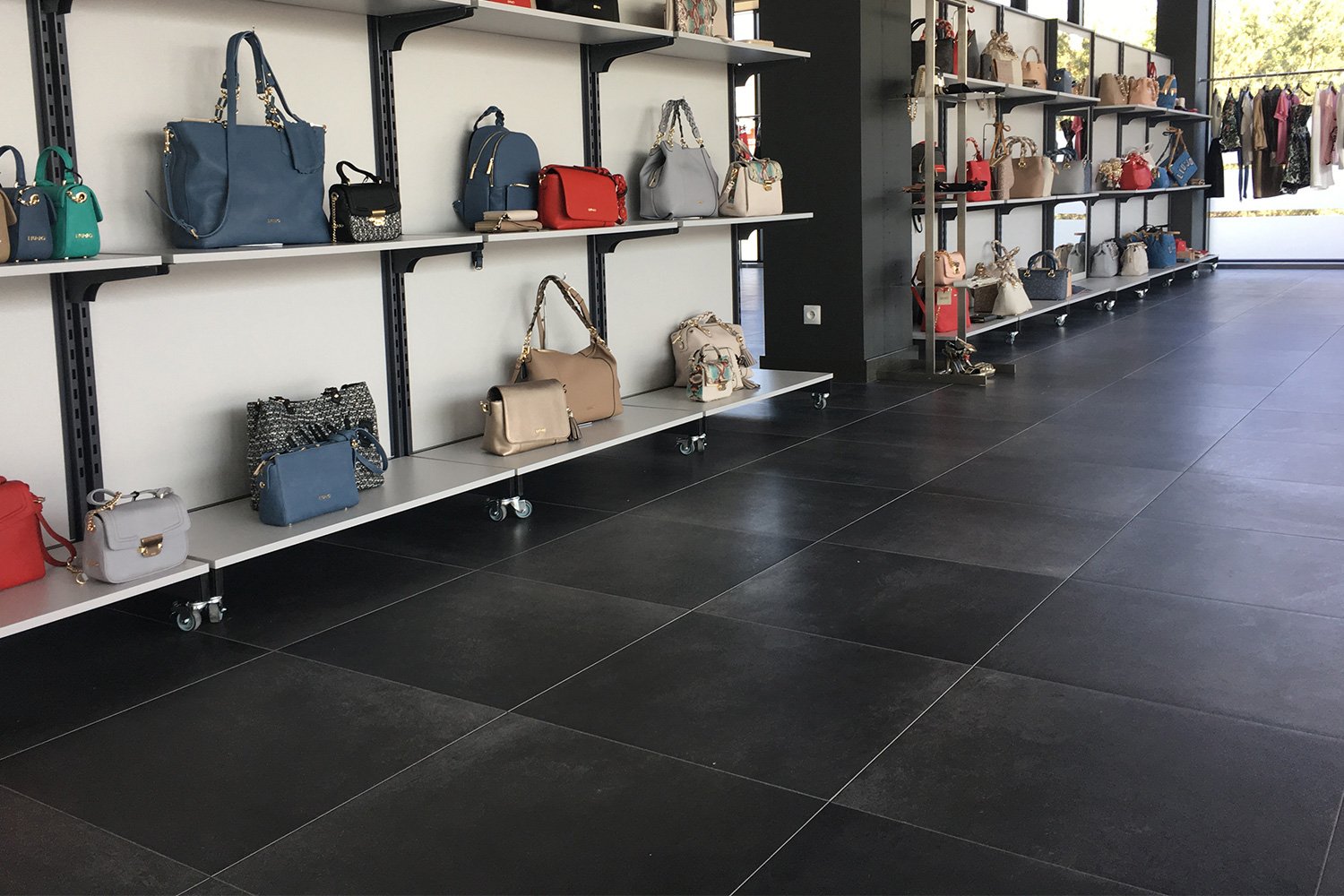 Pavimento sopraelevato in ceramica Showroom G.Poland - Nesite