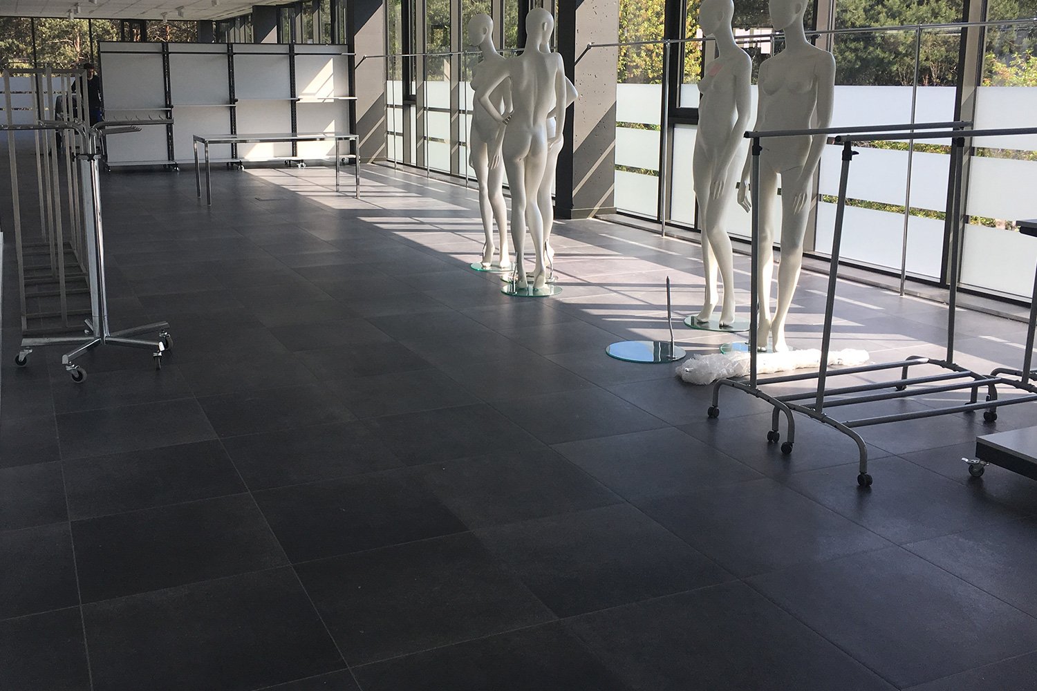 Pavimento sopraelevato in ceramica Showroom G.Poland - Nesite