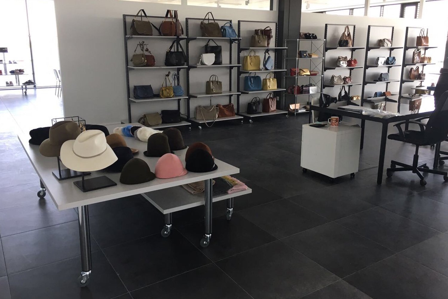 Pavimento sopraelevato in ceramica Showroom G.Poland - Nesite