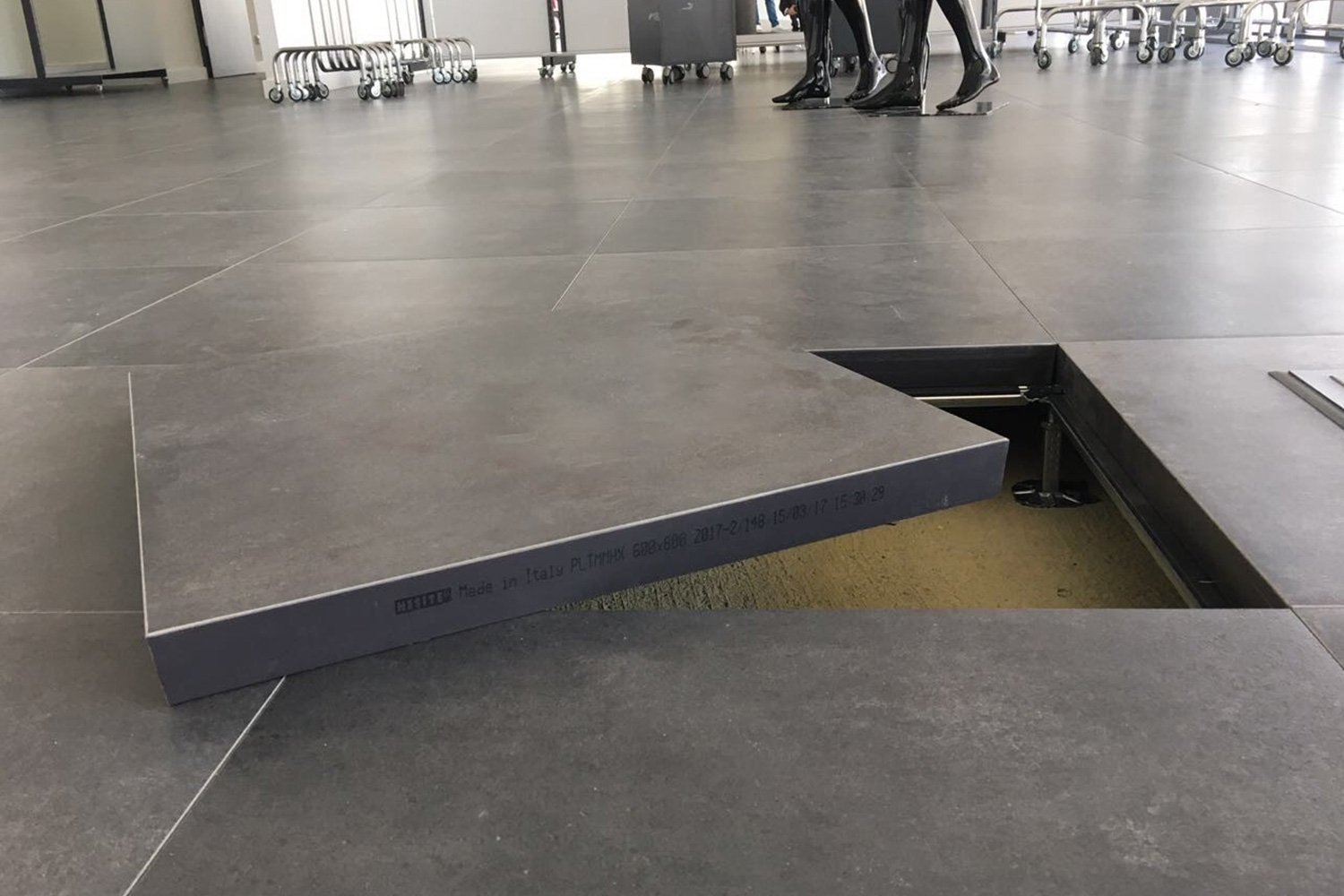 Pavimento sopraelevato in ceramica Showroom G.Poland - Nesite