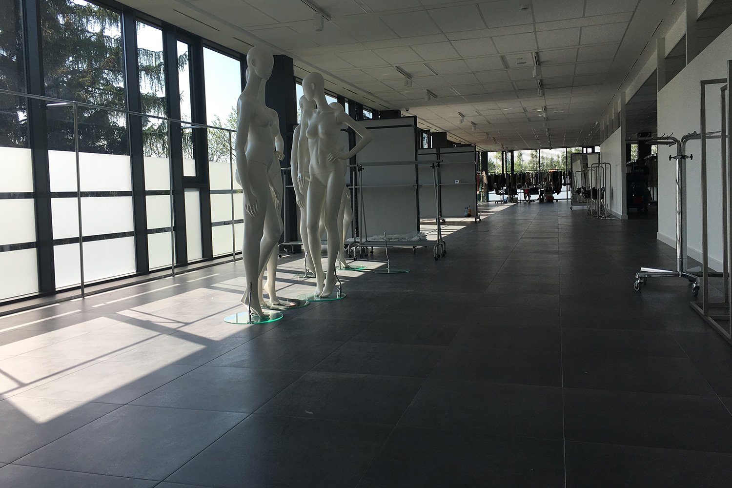 Pavimento sopraelevato in ceramica Showroom G.Poland - Nesite