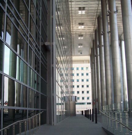 Pavimento sopraelevato in marmo State Audit Bureau Kuwait