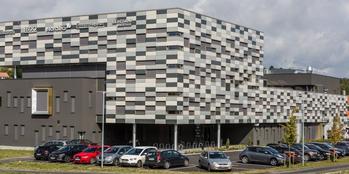 Pavimento sopraelevato Nesite per Wilberg Atrium