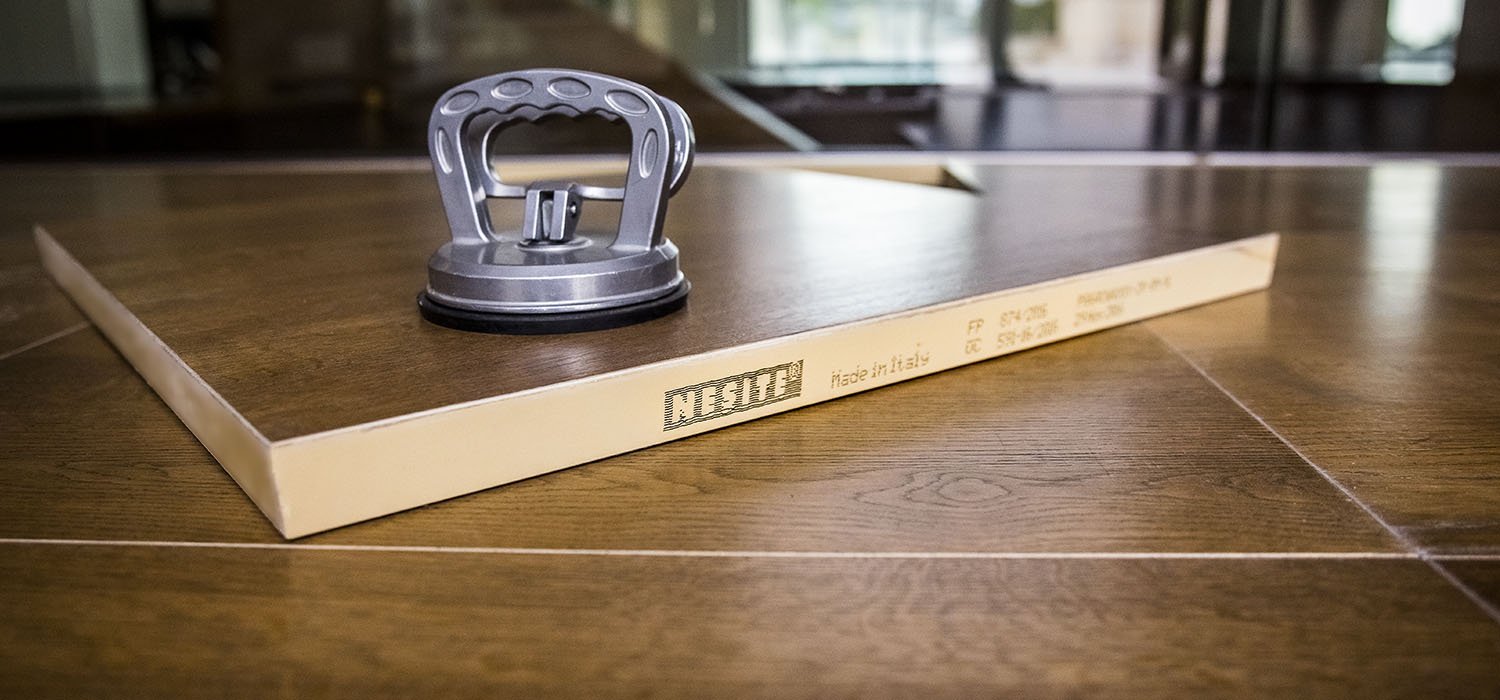 SUELO elevado con acabado en parquet