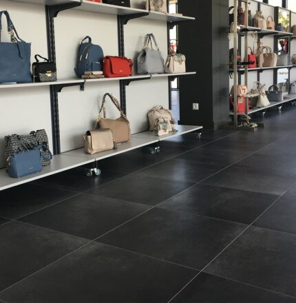 Pavimento sopraelevato in ceramica Showroom G.Poland - Nesite