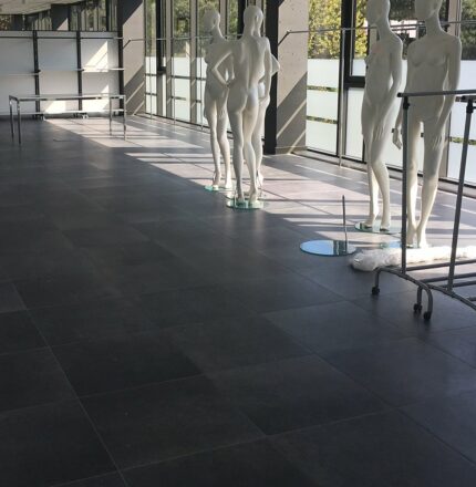 Pavimento sopraelevato in ceramica Showroom G.Poland - Nesite