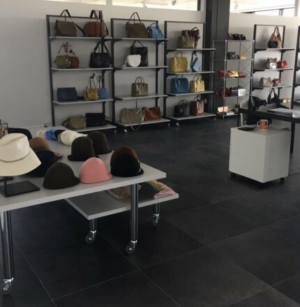Pavimento sopraelevato in ceramica Showroom G.Poland - Nesite