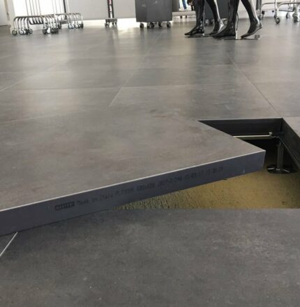 Pavimento sopraelevato in ceramica Showroom G.Poland - Nesite