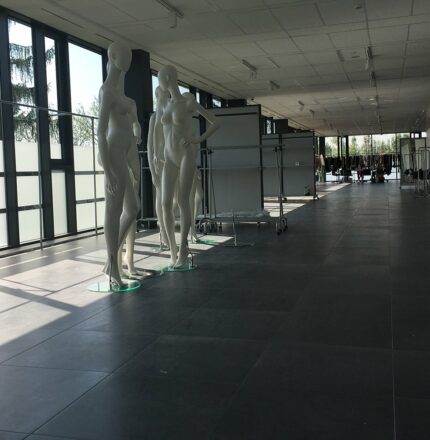 Pavimento sopraelevato in ceramica Showroom G.Poland - Nesite