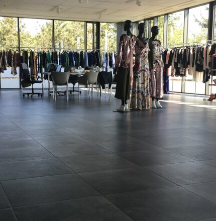 Pavimento sopraelevato in ceramica Showroom G.Poland - Nesite