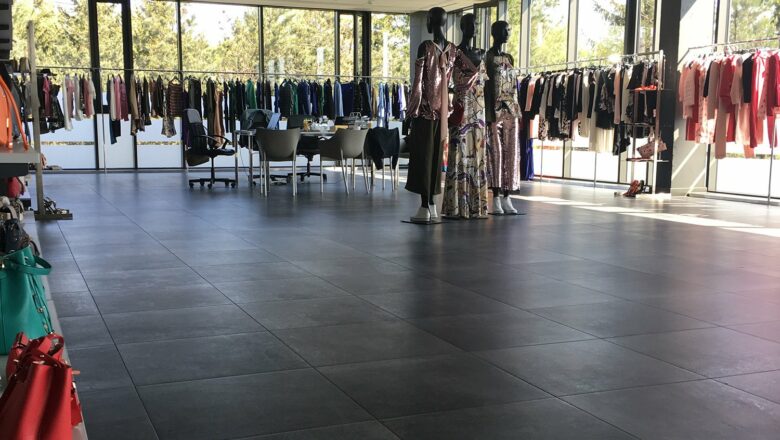 Pavimento sopraelevato in ceramica Showroom G.Poland - Nesite